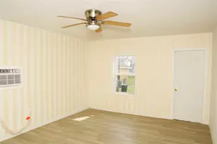 527 W 6th St, Freeport, TX 77541 - Photo 9