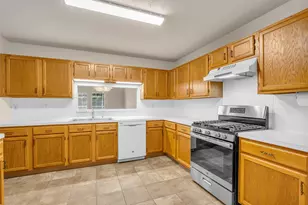 3310 Country Mdws Ct, Pearland, TX 77584 - Photo 9