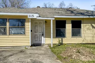 315 Acacia St, Lake Jackson, TX 77566 - Photo 3