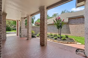 22 N Castlegreen Cir, The Woodlands, TX 77381 - Photo 5