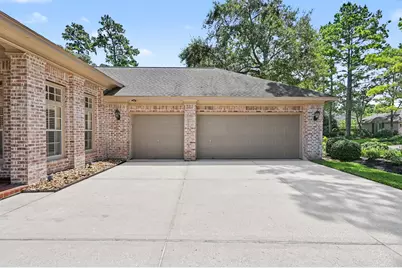 22 N Castlegreen Circle, The Woodlands, TX 77381 - Photo 3
