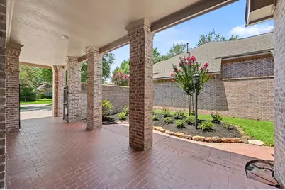 22 N Castlegreen Circle, The Woodlands, TX 77381 - Photo 5