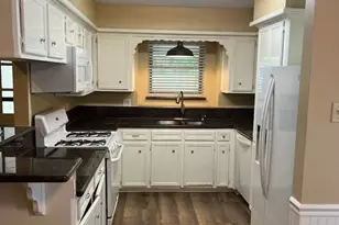 602 Briarclift Ln, Baytown, TX 77521 - Photo 3