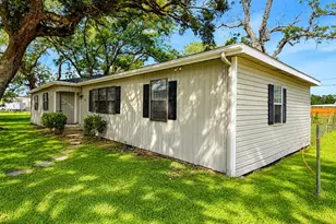 819 W Kyle Rd, Clute, TX 77531 - Photo 3