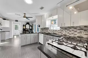 10155 Hazelhurst Dr, Houston, TX 77043 - Photo 9