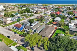 711 Ball St, Galveston, TX 77550 - Photo 3