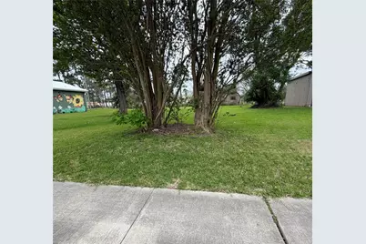221 E Brazos Avenue, West Columbia, TX 77486 - Photo 3