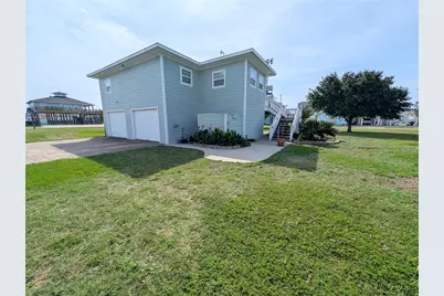 942 Surfview, Crystal Beach, TX 77650 - Photo 3