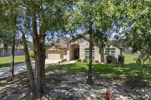 607 Oak St, Anahuac, TX 77514 - Photo 3