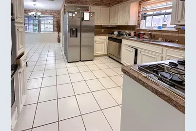 127 Begonia Street, Lake Jackson, TX 77566 - Photo 3