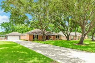 1023 Oleander St, Lake Jackson, TX 77566 - Photo 3
