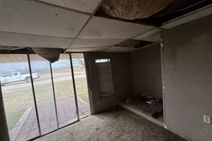 610 W Garrison Ave, Electra, TX 76360 - Photo 9