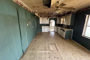 610 W Garrison Ave, Electra, TX 76360 - Photo 5