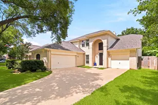 1323 Crystal Lake Cir E, Pearland, TX 77584 - Photo 3