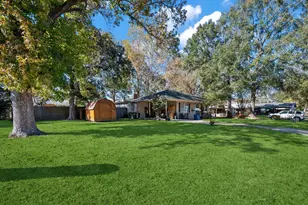 945 N Travis St, Liberty, TX 77575 - Photo 3