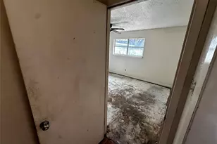 903 Elmwood Dr, Baytown, TX 77520 - Photo 35