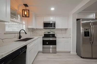 12 Hyde Park Boulevard #7, Houston, TX 77006 - Photo 1