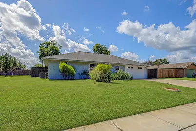 203 Hickory Street, Lake Jackson, TX 77566 - Photo 3