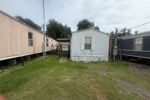 601 Clear Lake Rd, Highlands, TX 77562 - Photo 1