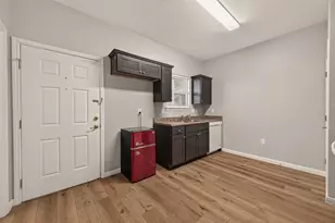 5726 Southwind St, Houston, TX 77033 - Photo 9