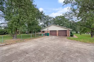 204 Gerald St, Willis, TX 77378 - Photo 3