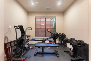 1049 W 22nd St, Houston, TX 77008 - Photo 33