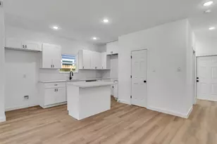 8102 Crestview Unit B, Houston, TX 77028 - Photo 7