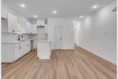 8102 Crestview Unit B, Houston, TX 77028 - Photo 5