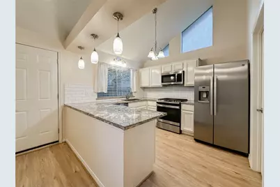 33 N Rain Forest Court, The Woodlands, TX 77380 - Photo 3
