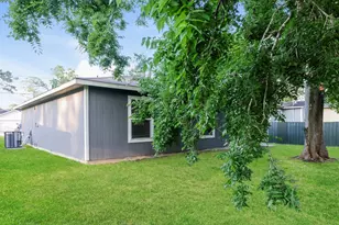 8213 Linda Vista Rd, Houston, TX 77028 - Photo 19