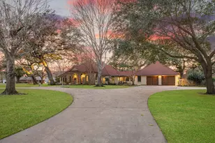 1524 Travis St, Columbus, TX 78934 - Photo 3