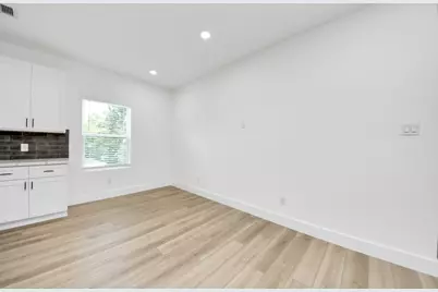 801 E 32nd 1/2 Street #B, Houston, TX 77022 - Photo 17