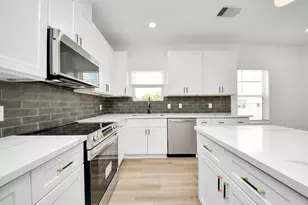 801 E 32nd 1/2 St, Houston, TX 77022 - Photo 11