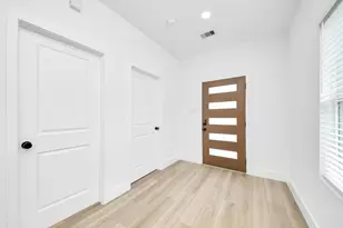 801 E 32nd 1/2 St, Houston, TX 77022 - Photo 5