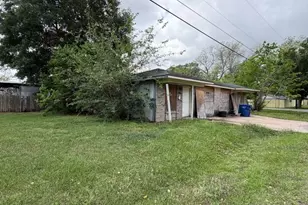 1300 Lois St, Bay City, TX 77414 - Photo 3