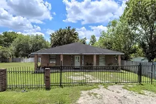 406 Manor Ave, Arcola, TX 77583 - Photo 1