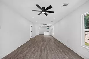 106 S 9th St, Houston, TX 77562 - Photo 11