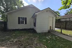 200 S Magnolia St, Highlands, TX 77562 - Photo 11