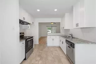1 Ollerton Dr, Conroe, TX 77303 - Photo 5