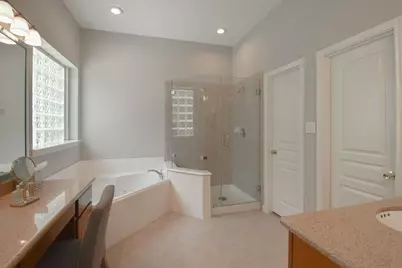 7 E Shale Creek Circle, The Woodlands, TX 77382 - Photo 9
