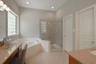 7 E Shale Creek Cir, The Woodlands, TX 77382 - Photo 9