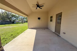 1039 S Anderson St, Angleton, TX 77515 - Photo 23