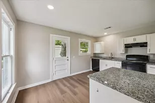 613 Winding Way St, Lake Jackson, TX 77566 - Photo 5