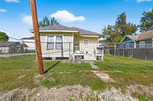 1110 Mathis St, Houston, TX 77009 - Photo 1