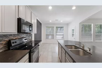 15 Benedict Canyon Loop, The Woodlands, TX 77382 - Photo 9