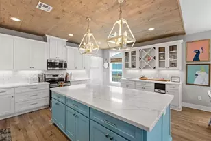 970 Pelican Ln, Crystal Beach, TX 77650 - Photo 11