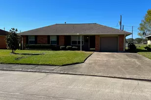 110 Oleander St, Lake Jackson, TX 77566 - Photo 1