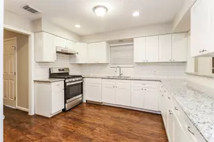 647 Mosswood Dr, Conroe, TX 77302 - Photo 9