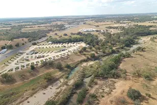 174 Resort Ct, Fredericksburg, TX 78624 - Photo 9