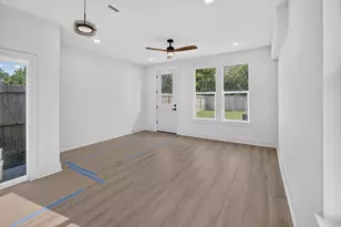 8027 Betty Boop St, Houston, TX 77028 - Photo 11